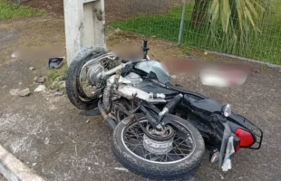 Motociclista fica gravemente ferido após bater contra poste em São João do Sul