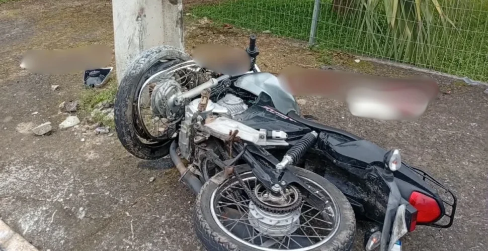Motociclista fica gravemente ferido após bater contra poste em São João do Sul