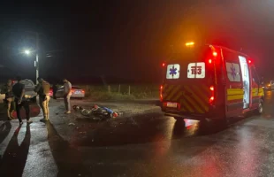 Motociclista fica ferida após colisão entre carro e caminhão em Içara