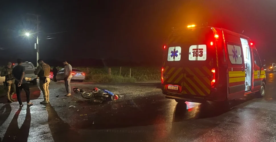 Motociclista fica ferida após colisão entre carro e caminhão em Içara