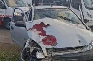 Motorista fica ferido após carro colidir com ônibus escolar em Santa Rosa do Sul