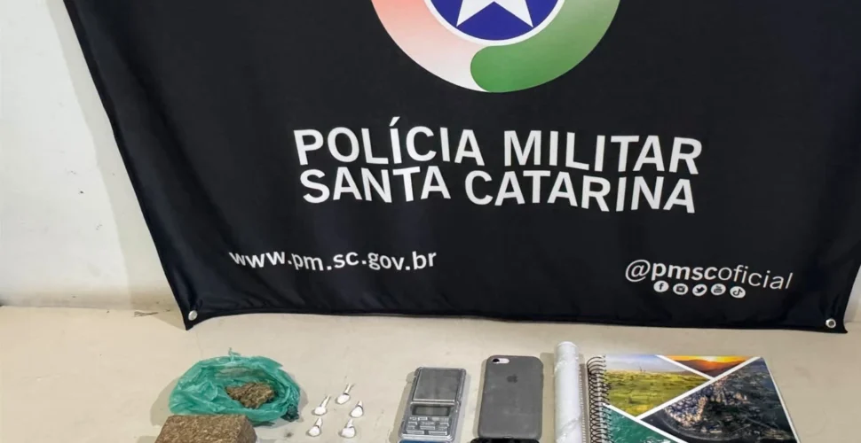 Homem é preso por tráfico de drogas nas proximidades de escola em Passo de Torres