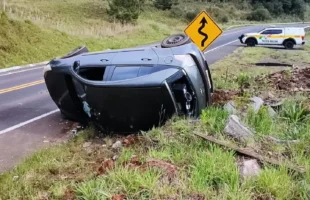 Motorista capota carro na SC-114 após adormecer ao volante em São Joaquim