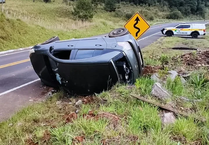 Motorista capota carro na SC-114 após adormecer ao volante em São Joaquim