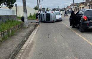 Carro capota após colisão com outro veículo em Lauro Müller