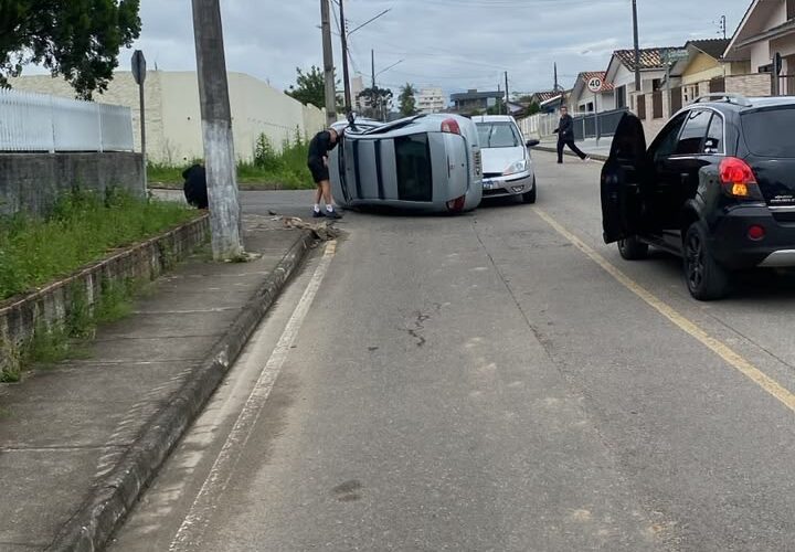 Carro capota após colisão com outro veículo em Lauro Müller