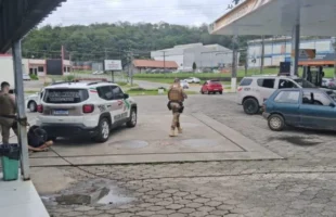 Três homens são detidos e veículo furtado é recuperado em Criciúma