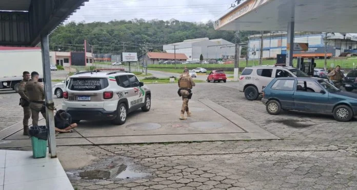 Três homens são detidos e veículo furtado é recuperado em Criciúma
