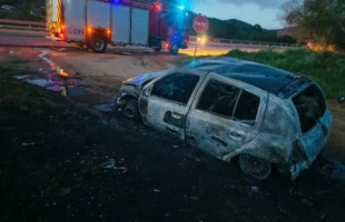 Incêndio destrói carro na BR-101, em Jaguaruna