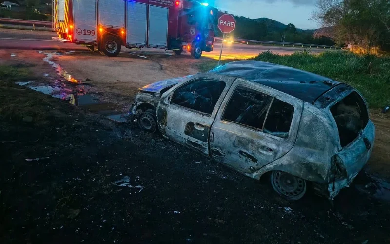 Incêndio destrói carro na BR-101, em Jaguaruna