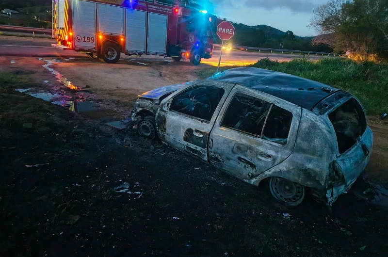 Incêndio destrói carro na BR-101, em Jaguaruna