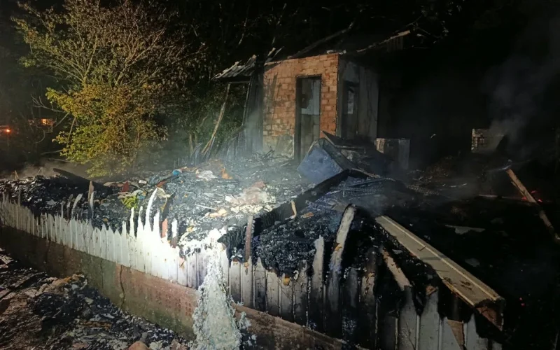 Idoso morre carbonizado após incêndio destruir residência em Santa Rosa do Sul