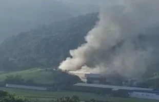 Incêndio em fábrica de ração mobiliza cerca de 30 bombeiros em São Ludgero
