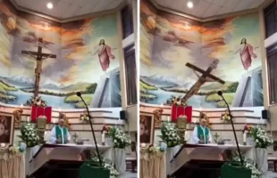 Padre morre após cruz cair sobre ele durante missa transmitida ao vivo no Equador