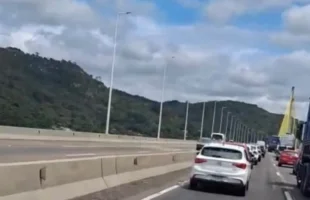 Ponte Anita Garibaldi registra lentidão no trânsito em Laguna neste domingo