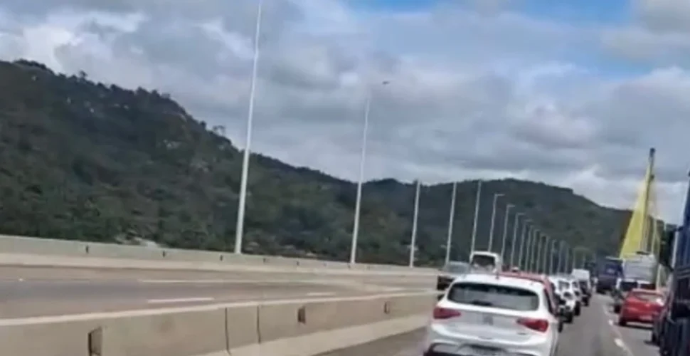 Ponte Anita Garibaldi registra lentidão no trânsito em Laguna neste domingo