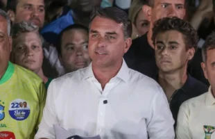 Flávio Bolsonaro teria viajado aos EUA após derrota eleitoral, dizem aliados