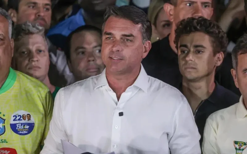 Flávio Bolsonaro teria viajado aos EUA após derrota eleitoral, dizem aliados