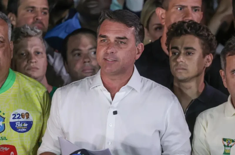 Flávio Bolsonaro teria viajado aos EUA após derrota eleitoral, dizem aliados