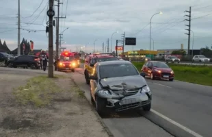 Criança fica ferida após colisão entre dois carros em Tubarão