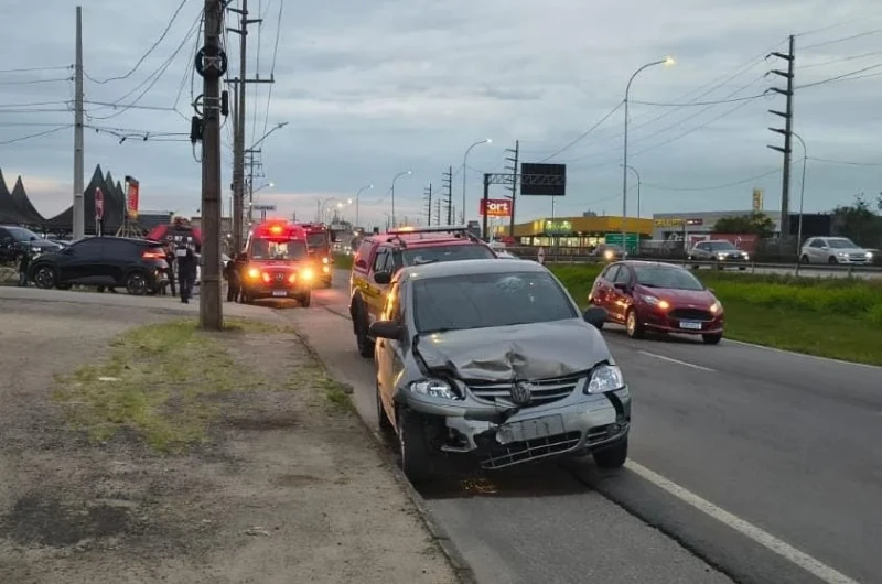 Criança fica ferida após colisão entre dois carros em Tubarão