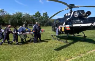 Homem fica ferido em acidente com caçamba e mobiliza equipes do Samu e SAER