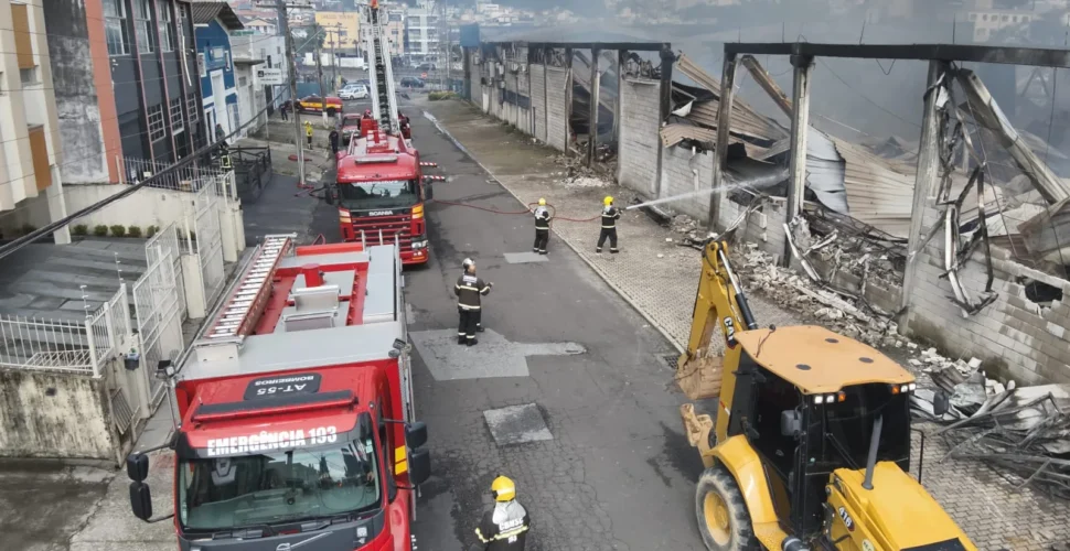 Incêndio de grandes proporções mobiliza 60 bombeiros em São José
