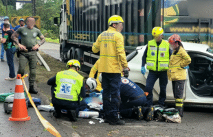 Mulher fica gravemente ferida após carro bater em caminhão estacionado em Urussanga