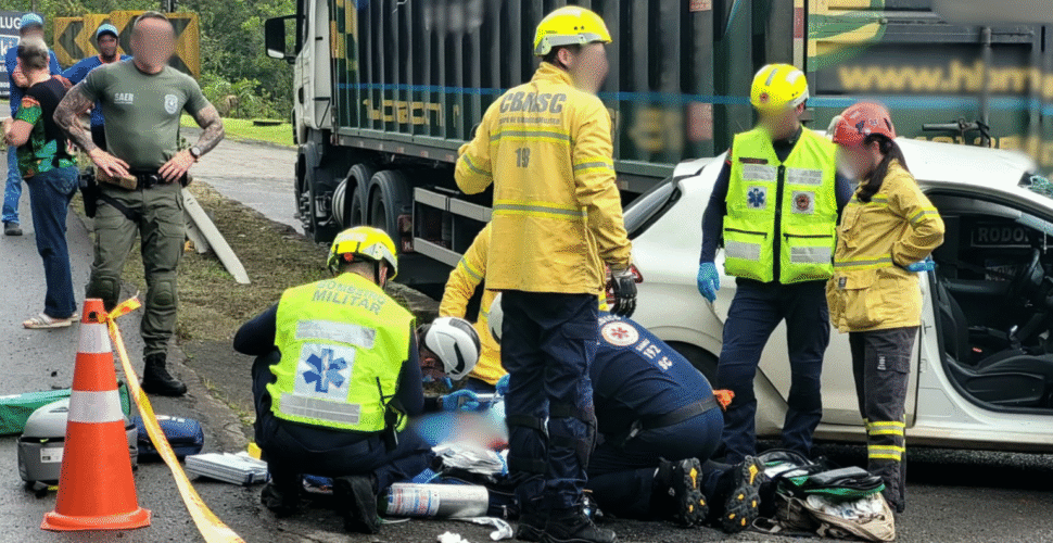 Mulher fica gravemente ferida após carro bater em caminhão estacionado em Urussanga