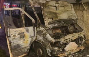 Van é destruída por incêndio e fogo danifica residência em Içara