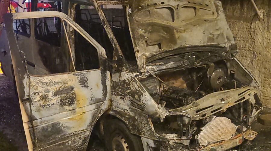 Van é destruída por incêndio e fogo danifica residência em Içara