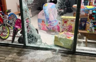Trio invade loja e furta três televisões no Centro de Lauro Müller