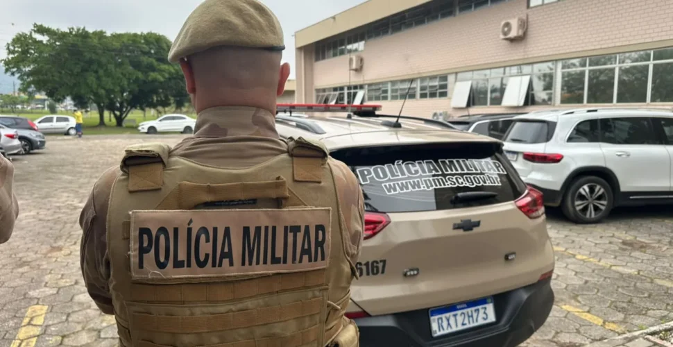 Dois homens são presos por mandados judiciais em Tubarão e Laguna