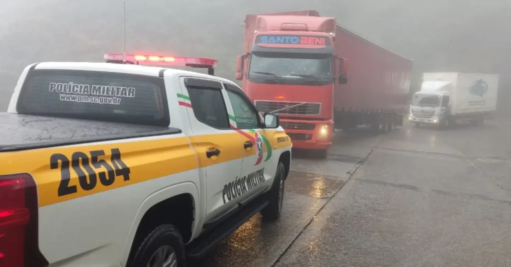 Carreta é flagrada descendo a Serra do Rio do Rastro em desacordo com as restrições