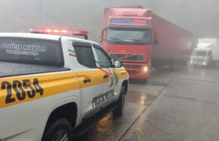 Carreta é flagrada descendo a Serra do Rio do Rastro em desacordo com as restrições