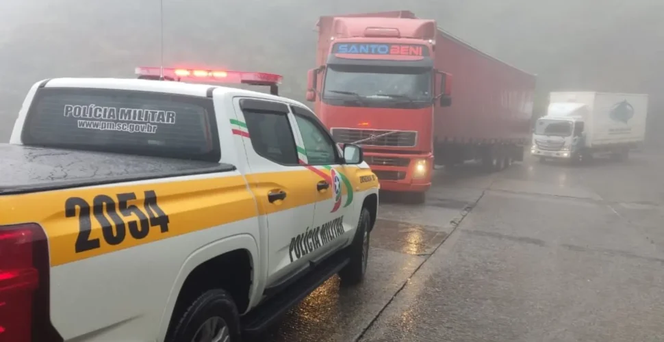 Carreta é flagrada descendo a Serra do Rio do Rastro em desacordo com as restrições