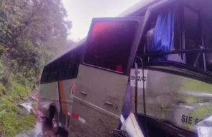 Ônibus que levava crianças de Lages se envolve em acidente na SC-390