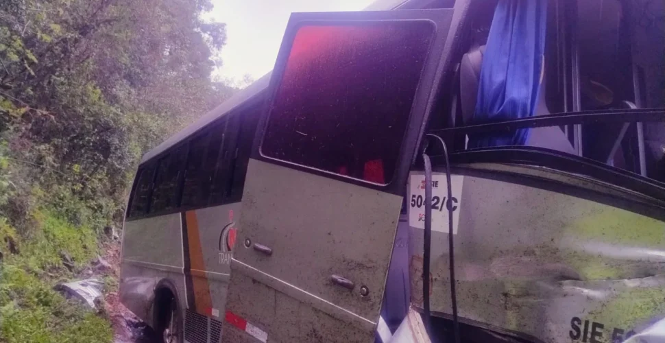 Ônibus que levava crianças de Lages se envolve em acidente na SC-390
