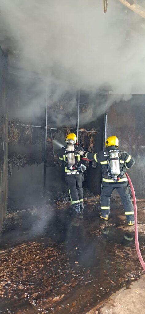 Incêndio atinge estufa de fumo e mobiliza bombeiros em Forquilhinha