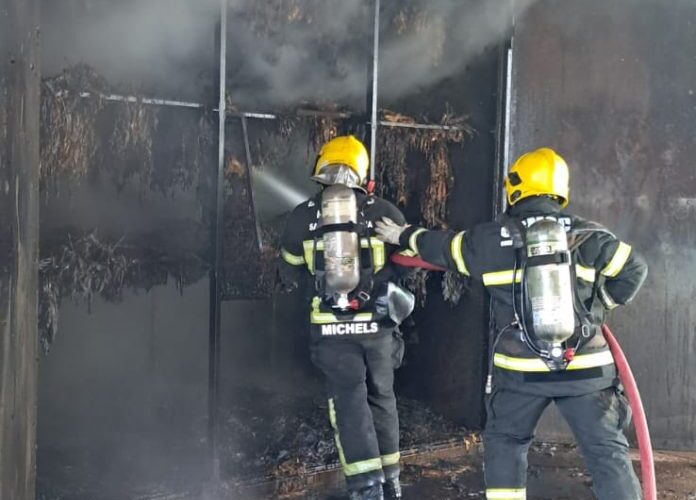 Incêndio atinge estufa de fumo e mobiliza bombeiros em Forquilhinha