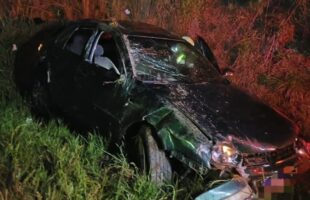 Homem morre e jovem fica ferido após carro atingir barranco na BR-282