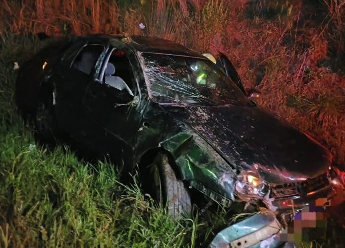 Homem morre e jovem fica ferido após carro atingir barranco na BR-282