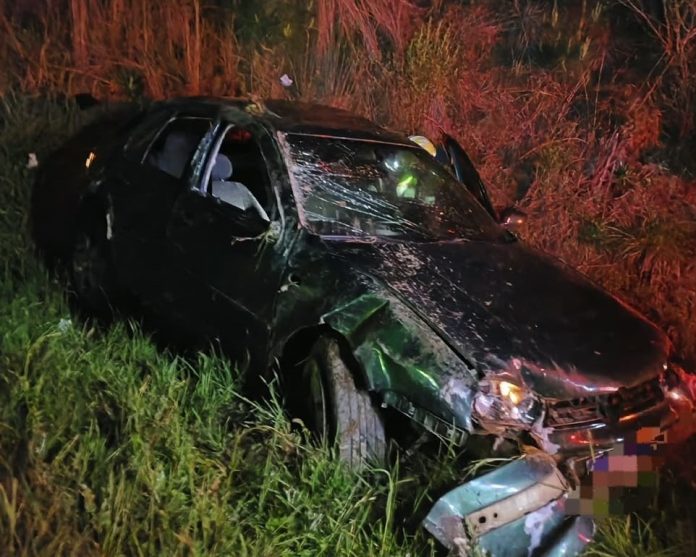 Homem morre e jovem fica ferido após carro atingir barranco na BR-282