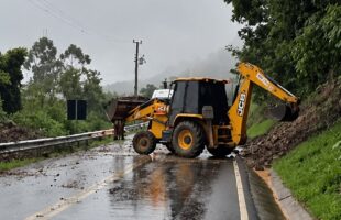 Deslizamento de terra causa bloqueios parciais na Serra do Rio do Rastro