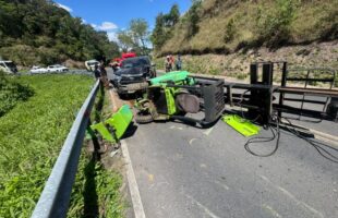 Queda de empilhadeira provoca acidente e bloqueia a Serra do Rio do Rastro