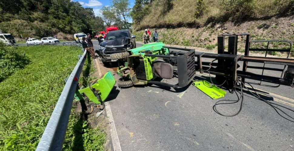 Queda de empilhadeira provoca acidente e bloqueia a Serra do Rio do Rastro