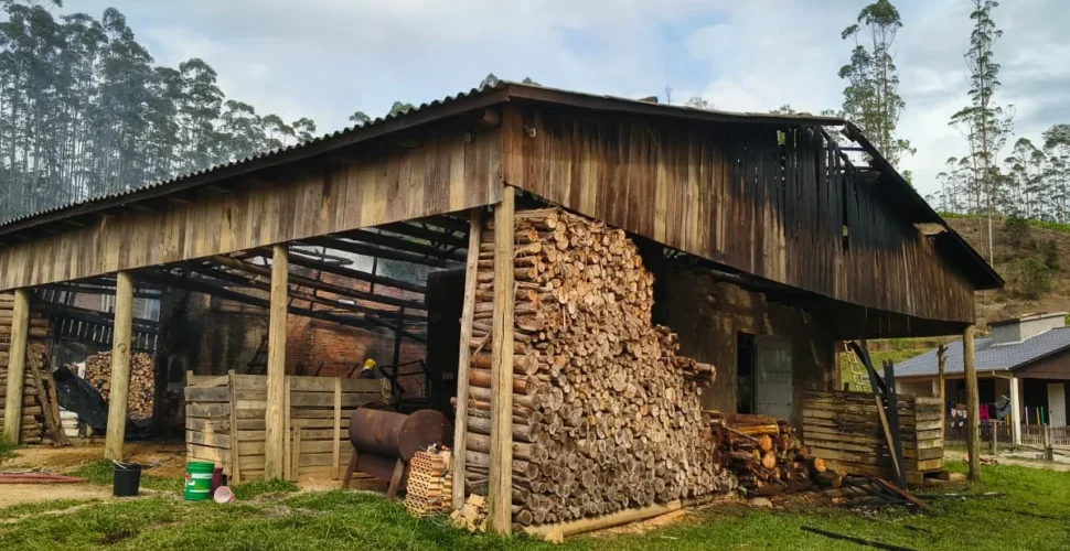 Incêndio em estufas de fumo causa prejuízo de R$ 200 mil em Orleans