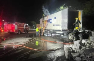 Incêndio atinge carreta carregada com papel higiênico na BR-101, em Torres