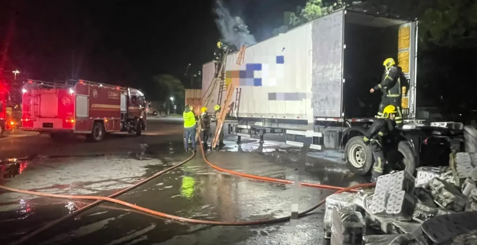 Incêndio atinge carreta carregada com papel higiênico na BR-101, em Torres