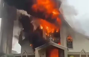 Paróquia de Treze de Maio recebe doações para reconstruir igreja destruída por incêndio